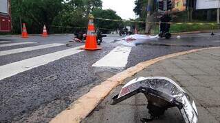 Farol da motocicleta caído na calçada após a colisão. (Foto: Ana Beatriz Rodrigues)