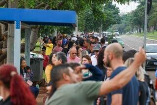 Visitantes formaram fila ao longo da avenida para entrar no Bioparque. (Foto: Henrique Kawaminami)
