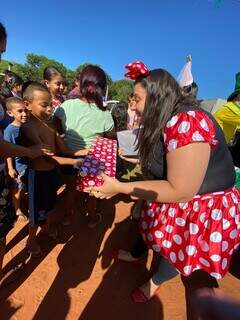 Pais da escola Cheiro de Alecrim se uniram para entregar presentes. (Foto: Divulgação)