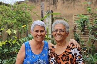 Chica ao lado da melhor amiga, Abadia, que sugeriu junto com as filhas contar a história de Chica. (Foto: Paulo Francis)