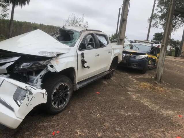 Viatura da PRF fica destru&iacute;da ap&oacute;s bater em caminhonete roubada