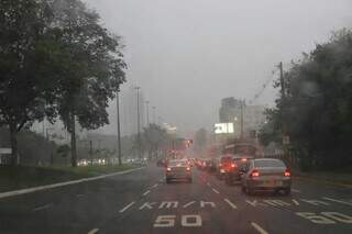 Céu fechado e chuva na Avenida Afonso Pena, em Campo Grande. (Foto: Paulo Francis)