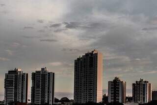 Céu parcialmente coberto nesta manhã na Capital (Foto: Marcos Maluf)