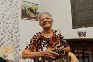 Francisca, que adora ser chamada de Chica, joga videogame em casa todos os dias. (Foto: Paulo Francis)