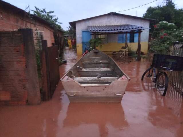 Ap&oacute;s serem resgatadas de barco, fam&iacute;lias retornam para casa em Bataypor&atilde;