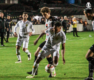 Disputa de bola durante a partida desta noite. (Foto: @laravantzen  | BFC)