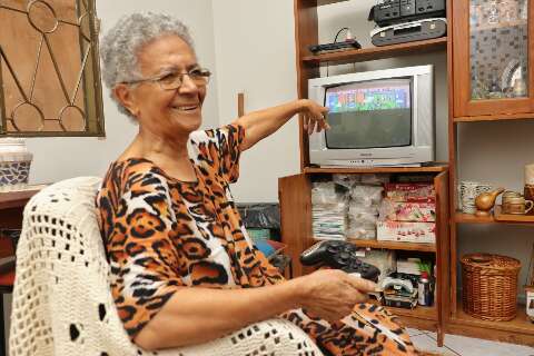 Aos 73 anos, Chica joga videogame todo dia e sonha ganhar Xbox 