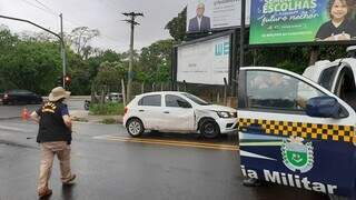 Carro batido após acidente na Avenida Nelly Martins (Foto: Ana Beatriz Rodrigues)