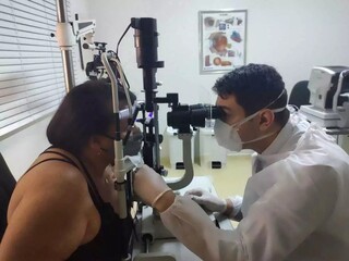 Mulher recebendo atendimento de oftalmologista. (Foto: Divulgação/Naiclea Silva)