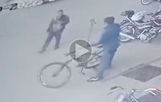 Ladr&atilde;o tenta furtar bicicleta, testemunha percebe, mas &eacute; agredida