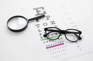 Itens para exame de acuidade visual feito por oftamologista (Foto: Divulgação)