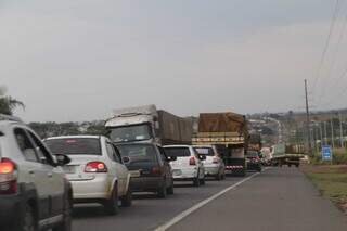 Congestionamento na BR 163 após colisão entre carreta e Honda Pop ( Foto: Kísie Ainoã)