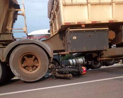 Rapaz escapa de atropelamento após moto parar embaixo de carreta na BR-163