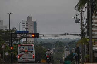 Céu nublado nos altos da Avenida Afonso Pena, na Capital (Foto: Henrique Kawaminami)