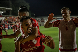 Comemoração dos jogadores do Vila Nova em campo. (Foto: @PoJedi) 