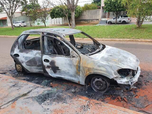 Carro com fam&iacute;lia sofre pane e fica completamente destru&iacute;do por fogo