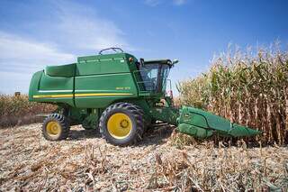 Colheitadeira trabalha em lavoura de milho em propriedade agrícola. (Foto: Arquivo/CNA)