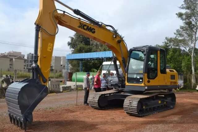 Funcion&aacute;rios da prefeitura s&atilde;o flagrados retirando areia sem autoriza&ccedil;&atilde;o 