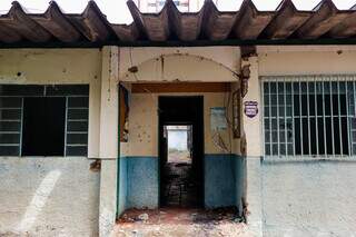 Escola Estadual Zamenhof, localizada na rua Dom Aquino, depredada por usuários de drogas.  (Foto: Paulo Francis)