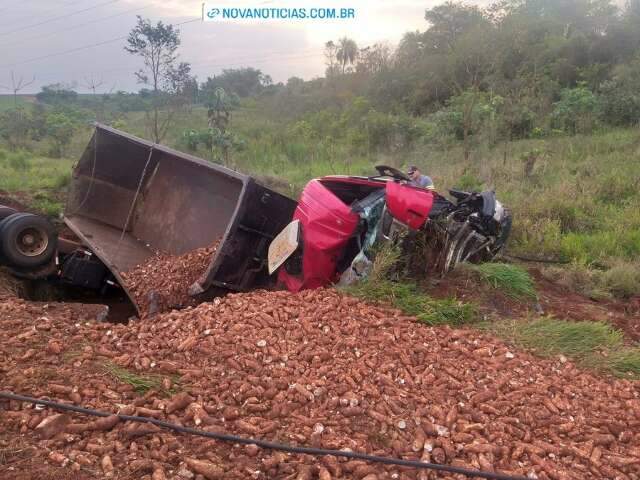 Motorista &eacute; resgatado ap&oacute;s tombar caminh&atilde;o abarrotado de mandioca 