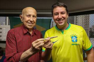 Ex-governador, Marcelo Miranda e o neto, o deputado João Henrique com com a caneta que assinou a criação de MS nas mãos. (Foto: Paulo Francis)
