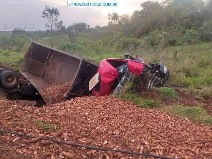 Motorista &eacute; resgatado ap&oacute;s tombar caminh&atilde;o abarrotado de mandioca 