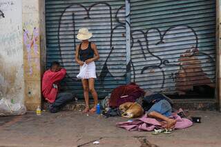 Usuários de drogas na antiga rodoviária de Campo Grande (Foto: Paulo Francis)