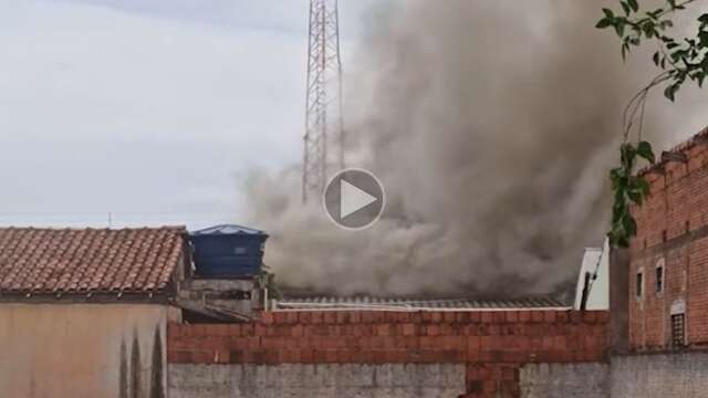 Inc&ecirc;ndio de grandes propor&ccedil;&otilde;es atinge resid&ecirc;ncia e fuma&ccedil;a &eacute; vista de longe