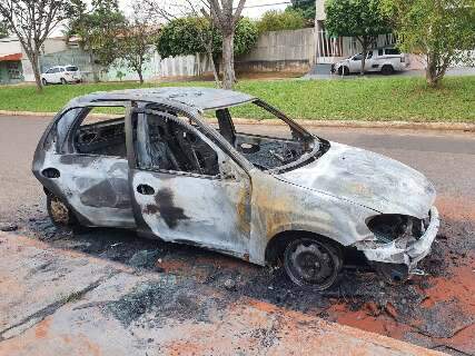 Carro com família sofre pane e fica completamente destruído por fogo