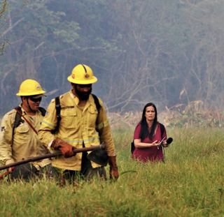 Cláudia durante cobertura dos incêndios do Pantanal.