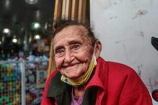Aos 90 anos, ela garante que não pensa em deixar de trabalhar. (Foto: Marcos Maluf)