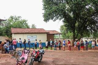 Fila para atualização do CadÚnico, no Cras Aero Rancho (Foto: Henrique Kawaminami)