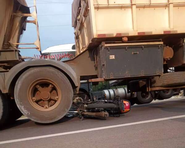 Rapaz escapa de atropelamento ap&oacute;s moto parar embaixo de carreta na BR-163