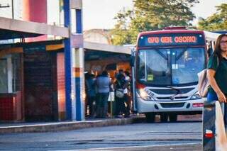 Ônibus 070 parado no terminal, em Campo Grande (Foto: Henrique Kawaminami)
