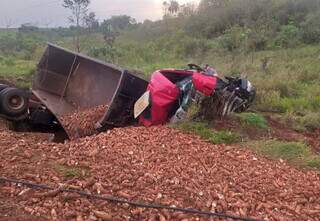 Motorista &eacute; resgatado ap&oacute;s tombar caminh&atilde;o abarrotado de mandioca 