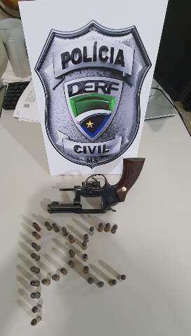 Presa por roubo de arma na casa de oficial, pretendia vender objeto na periferia