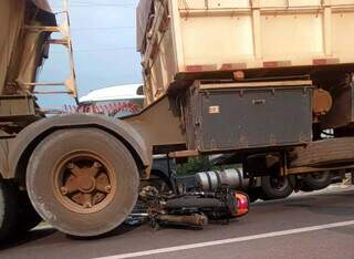 Moto de baixo de uma carreta na BR-163 (Foto: Direto das Ruas)