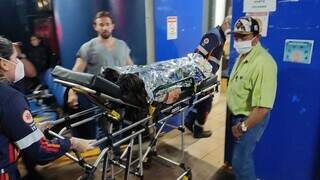 Momento em que as duas meninas chegavam ao hospital, ontem à noite (Foto: Adilson Domingos)