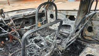 Parte interna do veículo foi completamente tomada pelo fogo (Foto: Ana Oshiro)