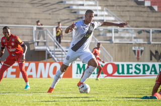 Jogadores em campo durante a partida deste sábado (15). (Foto: Victor Souza/Tombense)