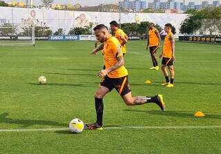 Maycon em treino com bola no Timão. Meia deve ser titular hoje (Foto: Divulgação)