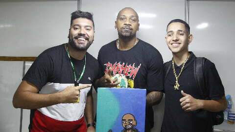 Penúltimo dia de Campão Cultural teve MV Bill recebendo quadro de fã