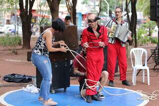 Integrantes do público são convidados a amarrar artista com corda. (Foto: Aletheya Alves)