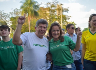 De camiseta branca, o presidente regional do Patriota e deputado estadual reeleito, Lídio Lopes, ao lado da esposa e prefeita de Campo Grande, Adriane Lopes. (Foto: Instagram)