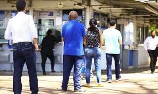 Fila de usuários de lotérica aguardando atendimento. (Foto: Agência Brasil)