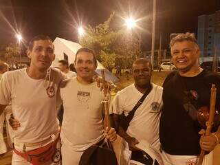 Paulo Barbosa, o segundo da esquerda para direita, é mestre de capoeira. (Foto: Arquivo pessoal)