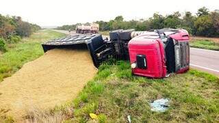 Carreta tombada na margens da rodovia proxímo a Bataguassu (Foto: Thiago Apolinário)