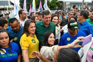 Adriane Lipes (Patriotas) e Eduardo Riedel (PSDB) abraçados em meio a multidão no comitê de campanha do PSDB. (Foto: Divulgação)