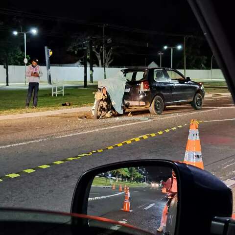 Motociclista morre ao atingir traseira de carro parado no semáforo