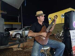 Hoje, ele toca violão em feiras, eventos particulares e nas redes sociais. (Foto: Aletheya Alves)